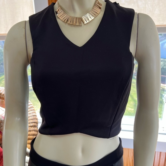 Green Envelope Los Angeles V-neck Sleeveless Crop Top - Picture 1 of 6